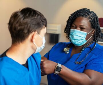 Municipales 2026 : face aux déserts médicaux qui touchent 87 % du territoire, les communes cherchent des solutions efficaces en s'inspirant des modèles étrangers australien, canadien et suédois.